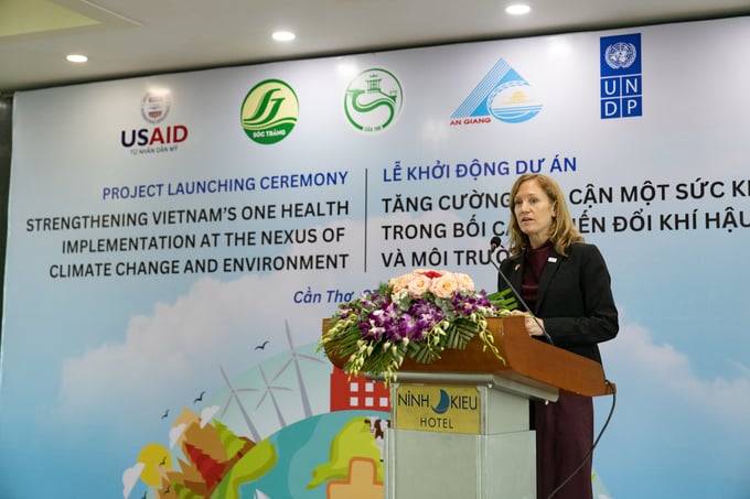 Aler Grubbs, USAID's Mission Director for Vietnam, presenting at the launching ceremony. Photo: USAID Vietnam.