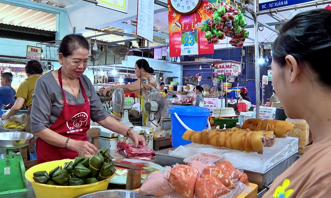 A pork retailer in Dong Ba Market, Thua Thien Hue province participates in the CGIAR One Health Initiative intervention. Photo: ILRI.