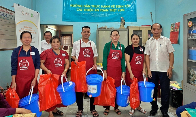 Retailers at Khe Tre Market participate in training and receive sanitizing tools, cutting boards, knives, aprons, etc., from the CGIAR One Health Initiative. Photo: ILRI.