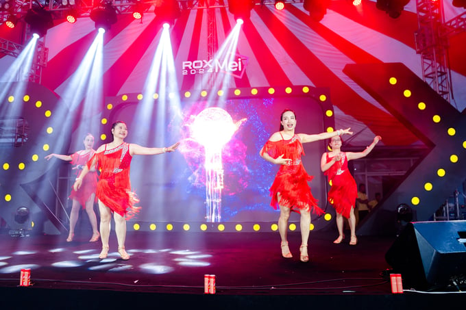 Tiết mục của CLB ROXydance ra đời từ phong trào rèn luyện sức khỏe trong tập đoàn biểu diễn tiết mục mở màn sự kiện ROX 28 Anniversary. Ảnh: ROX Group.