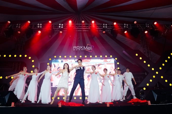 Các thí sinh tỏa sáng trên sân khấu chung kết cuộc thi ROX & Tôi. Ảnh: ROX Group