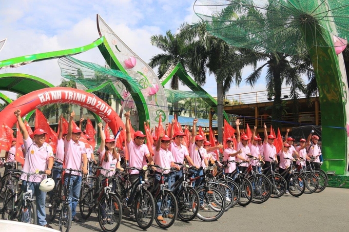 Các tình nguyện viên áo hồng đạp xe diễu hành tại Hành trình Đỏ 2014.