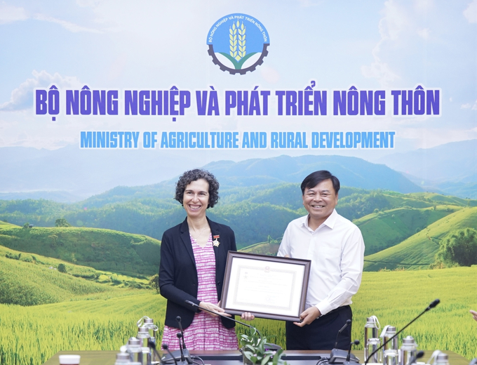 Thứ trưởng Nguyễn Hoàng Hiệp trao Kỷ niệm chương cho Phó Trưởng đại diện Quỹ Nhi đồng Liên hợp quốc (UNICEF) tại Việt Nam Lesley Miller. Ảnh: Linh Linh.