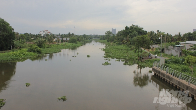 Hiện Bình Dương đã và đang triển khai xây dựng bờ kè, cống kiểm soát triều cường tại điểm thường xuyên sạt lở, nâng cấp cải tạo các tuyến đường giao thông, đê bao ven sông. Ảnh: Trần Trung.