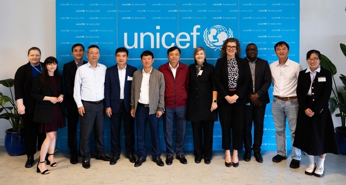 Đoàn công tác Bộ NN-PTNT thăm mô hình thành công về xây dựng kho hàng cứu trợ của UNICEF. Ảnh: ICD.