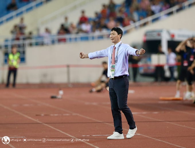 HLV Kim Sang Sik trút bỏ áp lực ở trận đấu đầu tiên với ĐT Việt Nam.