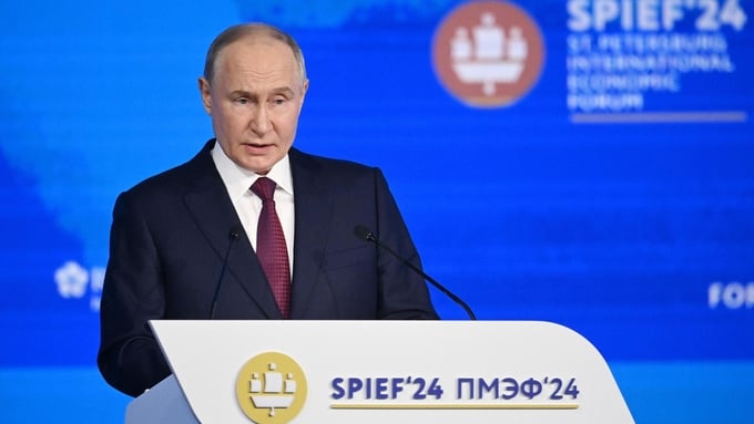 Tổng thống Nga Vladimir Putin phát biểu tại Diễn đàn Kinh tế Quốc tế St. Petersburg (SPIEF) hôm 7/6. Ảnh: Sputnik.