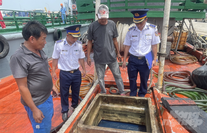 Lực lượng Cảnh sát biển đang kiểm tra hàng hóa trên tàu cá TH-92237-TS. Ảnh: Đức Định.