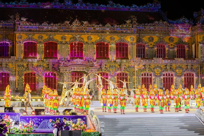 Lần đầu tiên, điện Kiến Trung trở thành sân khấu chính cho hoạt động văn nghệ tại Festival Huế. Ảnh: Hoàng Lê.