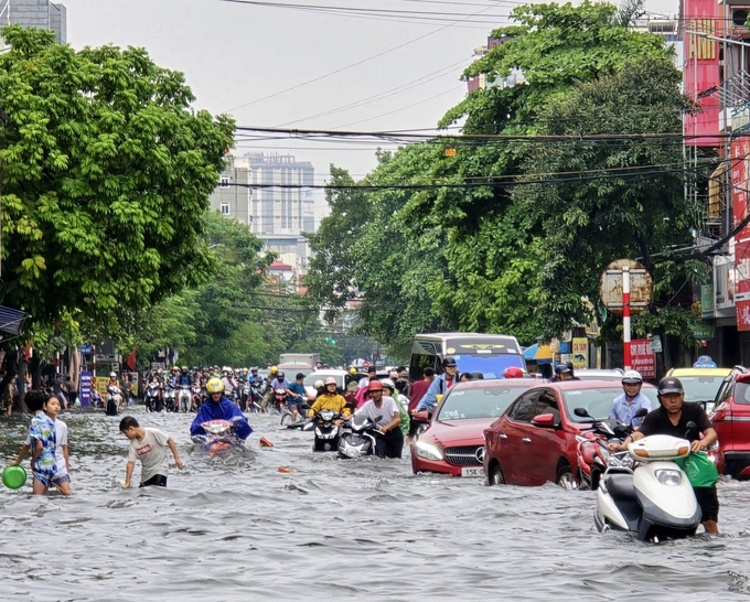 Đường Trần Nguyên Hãn chìm trong nước, giao thông tê liệt. Ảnh: Đinh Mười.