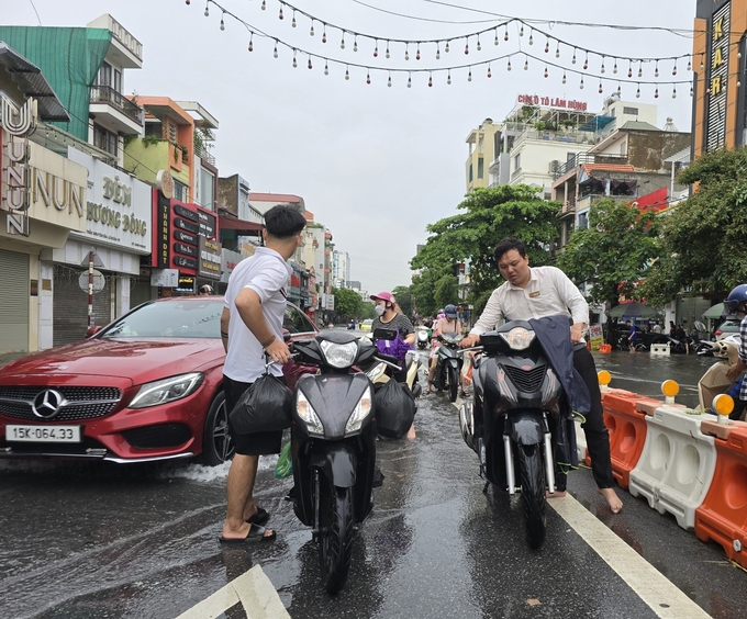 Xe máy, ô tô chết máy la liệt trên các tuyến phố bị ngập nặng. Ảnh: Đinh Mười.