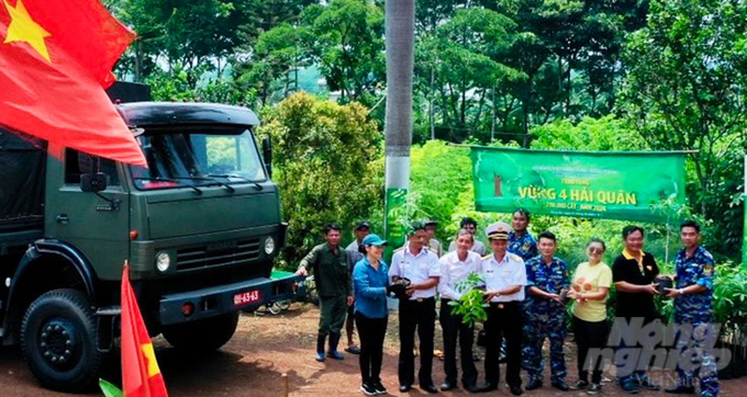 Trong đợt này, HANE đã trao tặng hơn 50.000 cây xanh các loại cho các đơn vị Hải quân phủ xanh quần đảo Trường Sa. Ảnh: MS.