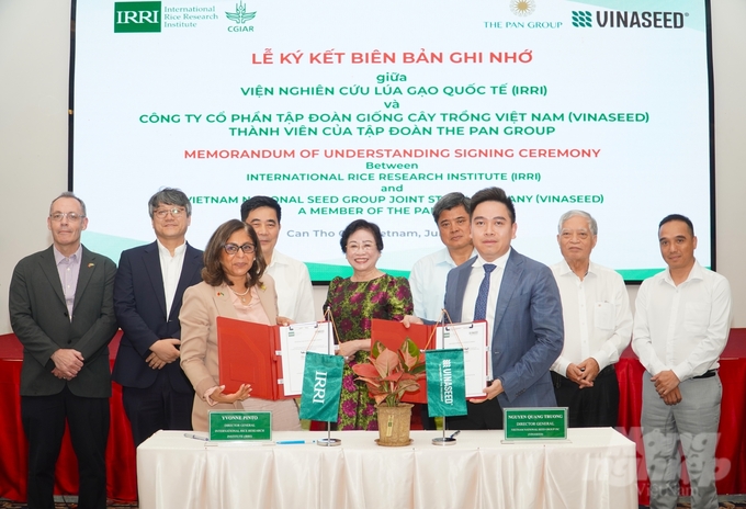 The International Rice Research Institute (IRRI) and Vietnam Seed Group Joint Stock Company (Vinaseed) signed a cooperation agreement on science, technology, development and commercialization of technologies. Photo: Kim Anh.