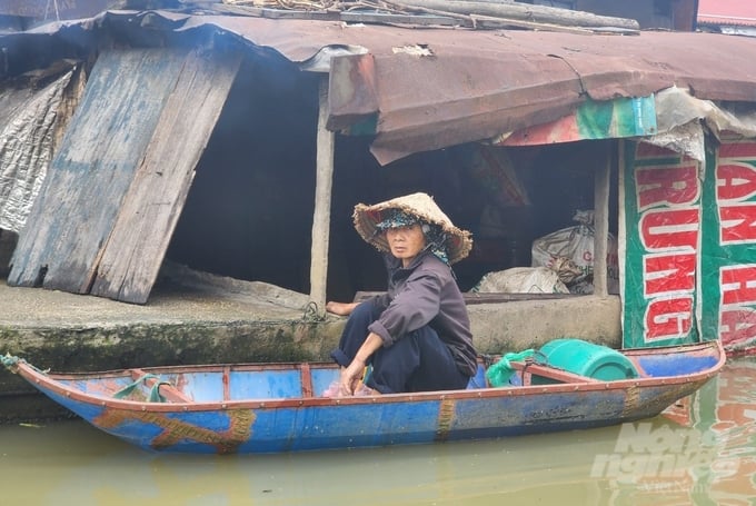 Bà Nguyễn Thị Thư, một trong số những hộ nghèo của làng vạn chài Nguyệt Đức đang trông chờ sớm được 'lên bờ'. Ảnh: Kiên Trung.