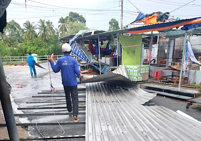 Một căn nhà ở Tiền Giang bị tốc mái. Ảnh: CTV.