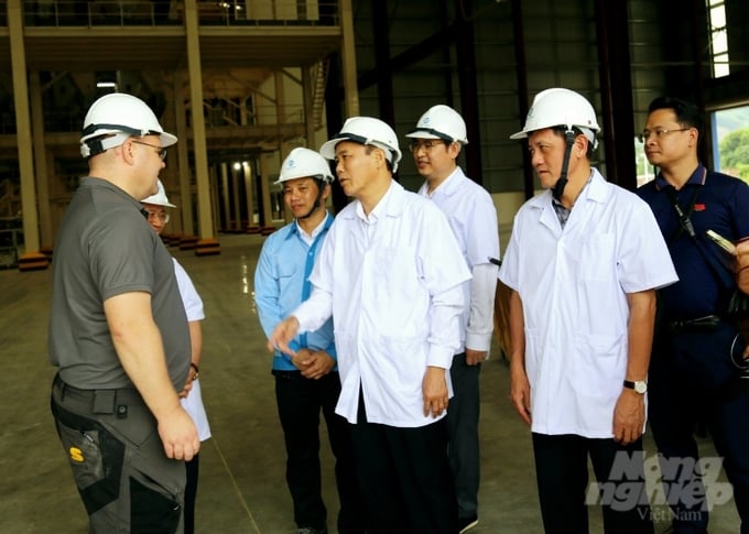 Deputy Minister of Agriculture and Rural Development Phung Duc Tien discussing animal feed production technology with a Danish expert. Photo: CTV.