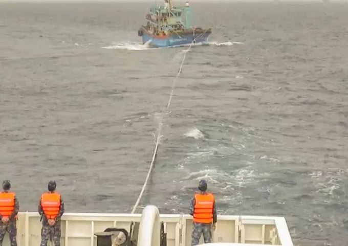 Tàu cá Bình Thuận đã được lai dắt cùng 7 ngư dân vào bờ an toàn. Ảnh: TH.