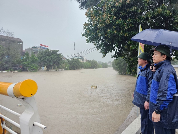 Lãnh đạo thành phố kiểm tra thực tế và chỉ đạo công tác khắc phục hậu quả mưa lũ.