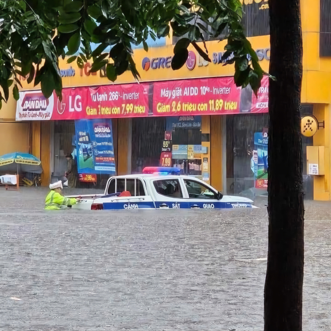 Khu vực cây xăng Phúc Xuyên, nước dâng cao ngập bánh xe ô tô.