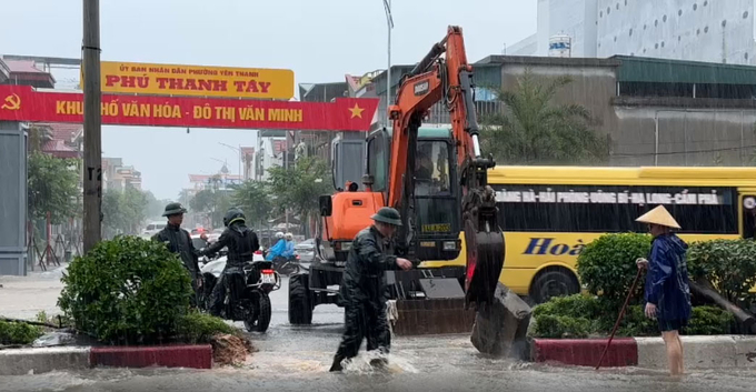 Lực lượng chức năng tiến hành đập bỏ giải phân cách đường 18, thuộc khu Phú Thanh Tây để khơi thông dòng chảy.