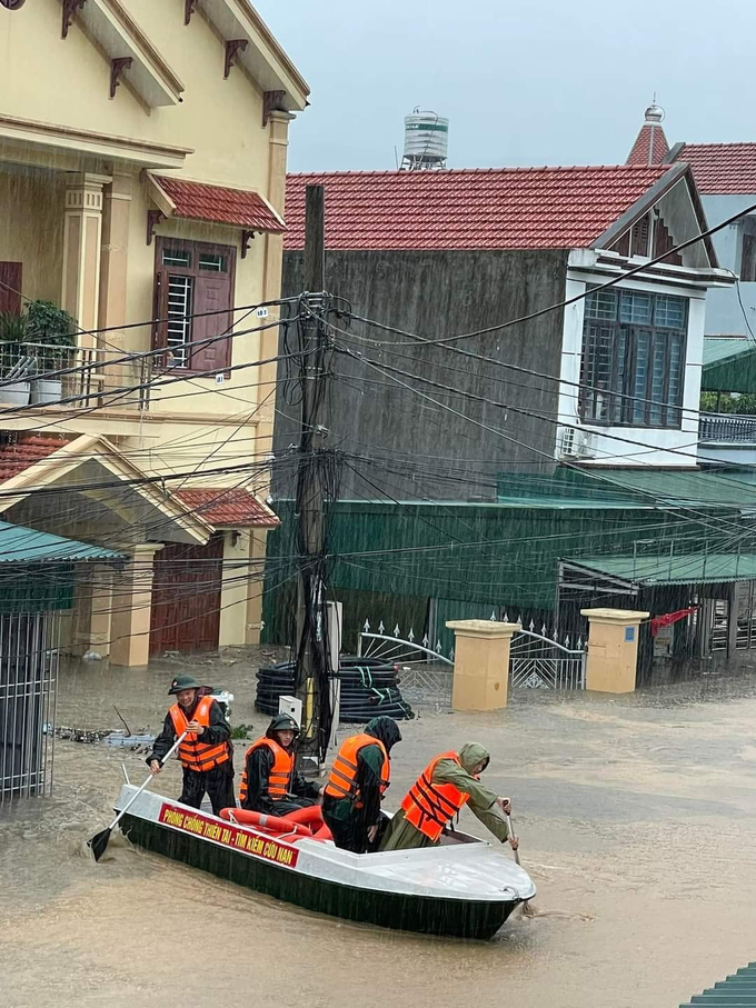 Lực lượng chức năng thành phố đi ứng phó sự cố mưa lớn. 