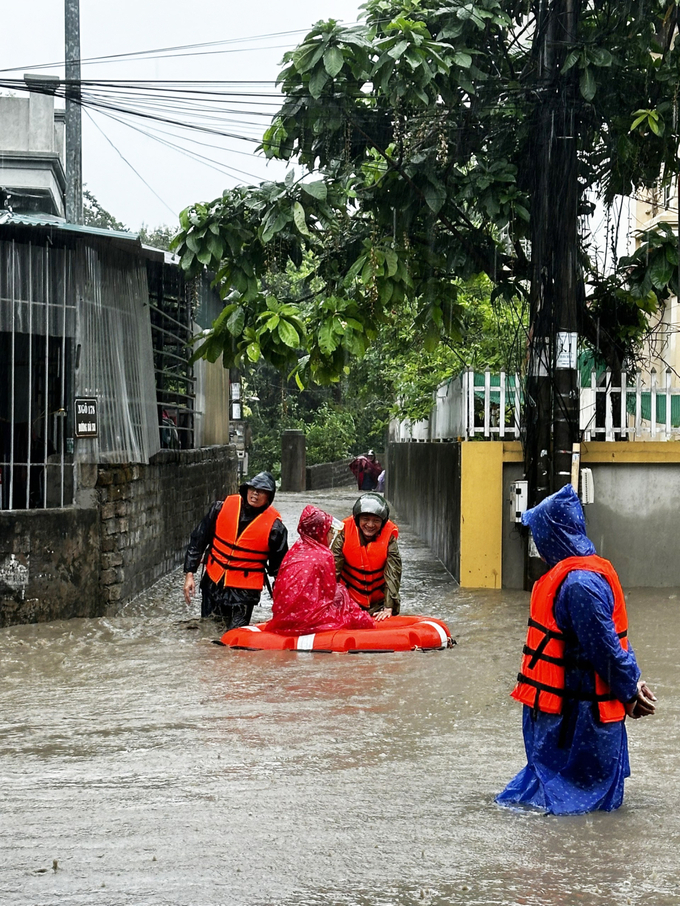 Các lực lượng chức năng di chuyển người dân khu 5, phường Bắc Sơn, đến vị trí an toàn.