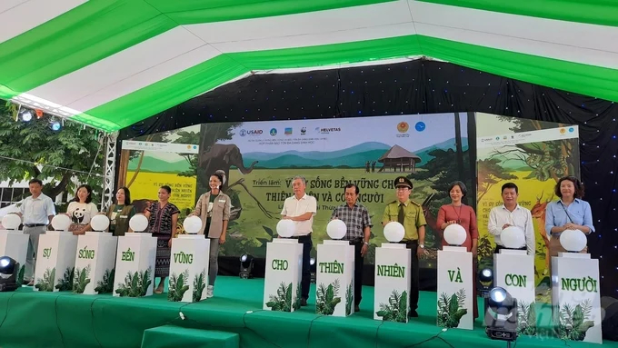 The delegates pressed the button to inaugurate the exhibition 'For Sustainable Life for Nature and People'. Photo: CD.