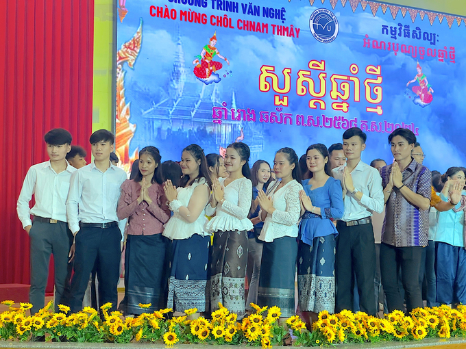 Lưu học sinh Lào, Campuchia đang học tập tại TVU tham gia lễ hội Chôl Chnam Thmay. Ảnh: TVU.