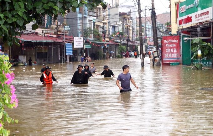 Mưa lớn khiến nhiều tuyến phố ở Hà Giang chìm trong nước. Ảnh: Đào Thanh.