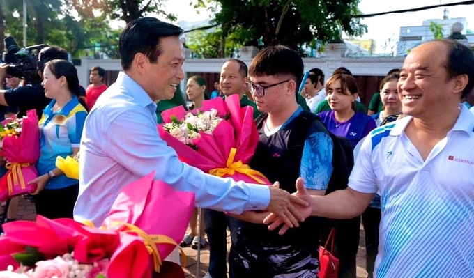 Ban tổ chức tặng hoa cho các đội tham gia Giải thể thao báo chí TP Cần Thơ mở rộng khu vực ĐBSCL năm 2024. Ảnh: Minh Khương.