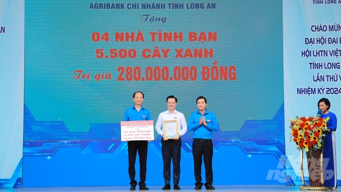 Ông Nguyễn Trí Dũng, Phó Giám đốc phụ trách điều hành Agribank Long An (giữa) trao bảng tượng trưng hỗ trợ an sinh xã hội cho lãnh đạo Tỉnh đoàn Long An. Ảnh: Nhật Minh.