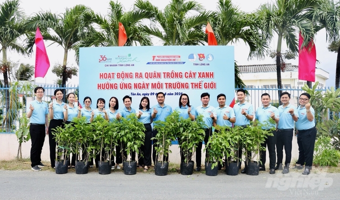 Đoàn cơ sở Agribank Long An phát động trồng cây xanh trên tuyến đường TP Tân An, tỉnh Long An. Ảnh: Nhật Minh.