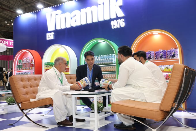 Vo Trung Hieu in a discussion with key clients from the Middle East, a traditional stronghold market for Vinamilk's children's milk powder and nutritional powder products.