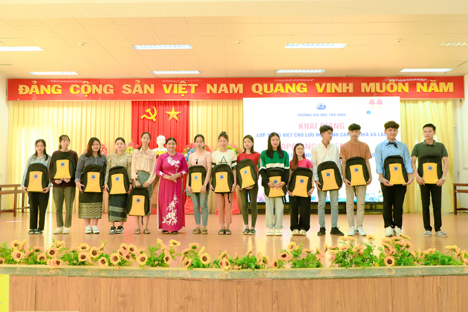 TS Thạch Thị Dân, Phó Hiệu trưởng Trường Đại học Trà Vinh trao quà cho lưu học sinh Campuchia và Lào đang học tập tại trường. Ảnh: TVU.