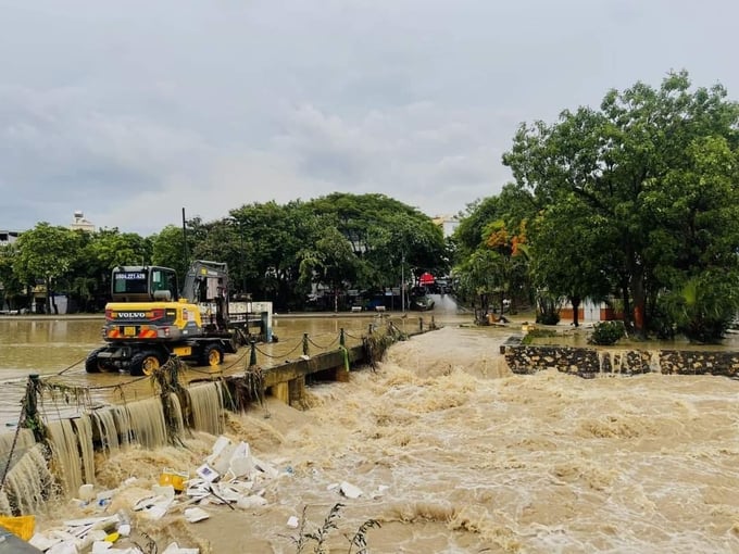 Hồ công viên thành phố Uông Bí ngập nặng sau trận mưa lớn kéo dài. Ảnh: Cường Vũ