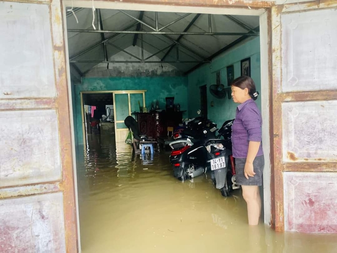 Nhiều hộ dân thành phố Uông Bí bị ngập vào tận trong nhà. Ảnh: Cường Vũ.