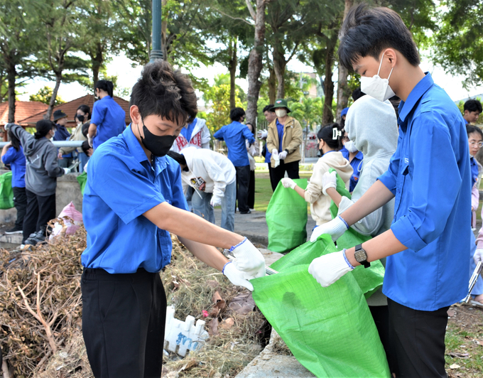 Các đoàn viên thanh niên tham gia thu gom rác thải, làm sạch bờ biển dọc theo công viên Bãi Dương tại TP Rạch Giá trong Ngày hội sống xanh. Ảnh: Trung Chánh.