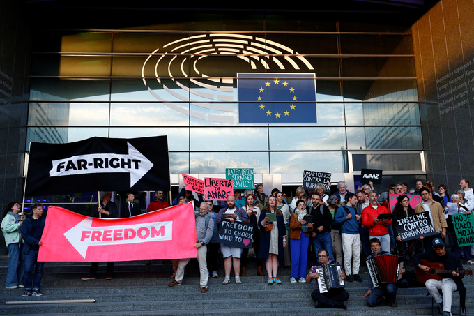 Người biểu tình mang biểu ngữ bên ngoài tòa nhà Nghị viện Châu Âu vào ngày bầu cử Nghị viện Châu Âu, tại Brussels, Bỉ, hôm 9/6. Ảnh: Reuters.