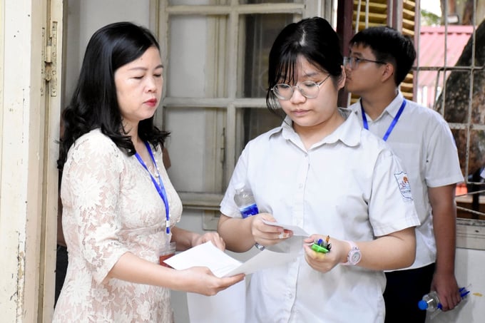 Gần 11.200 lượt thí sinh thi vào lớp 10 chuyên tại Hà Nội trong sáng 10/6.
