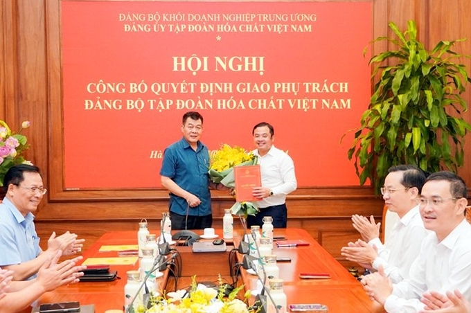 Lãnh đạo Đảng ủy Khối Doanh nghiệp Trung ương trao quyết định phụ trách Đảng bộ Tập đoàn Hóa chất Việt Nam đối với ông Phùng Quang Hiệp (phải). 