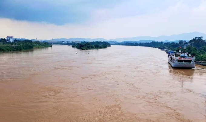 Các nhà máy thủy điện trên địa bàn tỉnh Tuyên Quang thực hiện xả lũ và xả đáy khiến mực nước sông Lô dâng cao. Ảnh: TL.