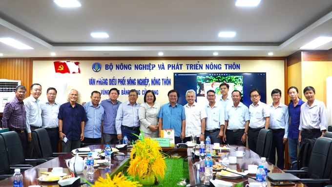 Bộ trưởng Bộ NN-PTNT Lê Minh Hoan cùng các cơ quan trực thuộc Bộ chụp ảnh lưu niệm cùng các nhà báo, phóng viên khu vực ĐBSCL. Ảnh: Kim Anh.