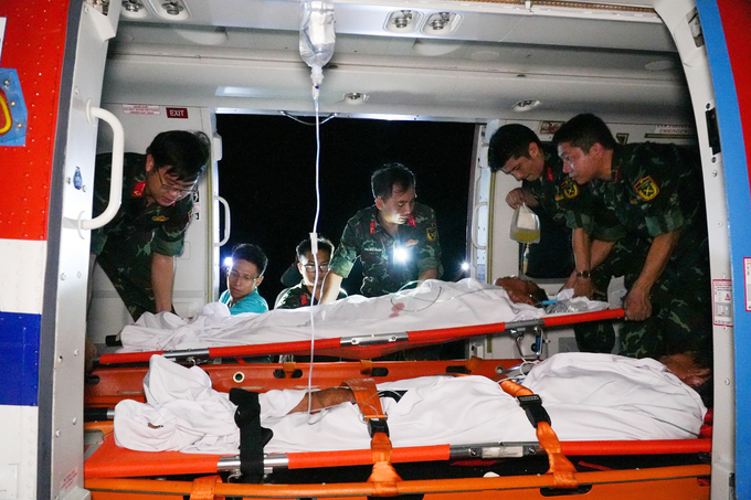 Tổ cấp cứu đường không Bệnh viện Quân y 175 cùng kíp trực thăng của Binh đoàn 18 đưa 2 bệnh nhân về đất liền điều trị. Ảnh: BVCC.