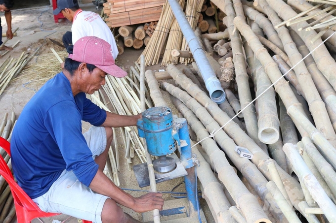 Lao động nông thôn làm việc tại cơ sở thủ công mỹ nghệ (xã Ngọc Biên, huyện Trà Cú, tỉnh Trà Vinh). Ảnh: TP.