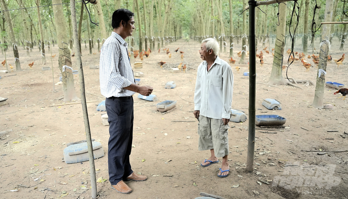 Anh Lê Văn Huyên (bên trái), Chủ tịch Hội Nông dân xã Tân Hiệp: 'Nếu đi hơn chục năm giờ quay lại, khó mà nhận ra bởi sự thay đổi của địa phương'. Ảnh: Phúc Lập.