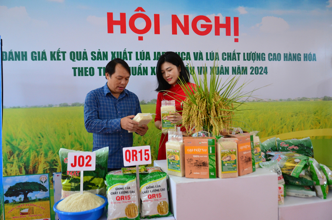 Những sản phẩm từ hạt gạo chất lượng giới thiệu tại hội nghị. Ảnh: Dương Đình Tường.