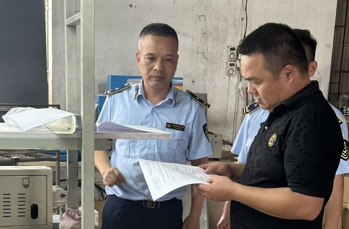 Lực lượng chức năng kiểm tra kho hàng của ông Trần Xuân Hà.