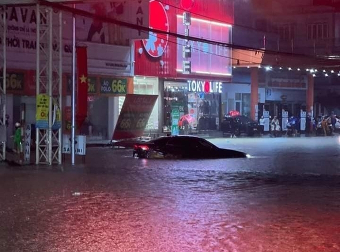 Mưa lớn gây ngập úng tại ngã 4 thành phố Phổ Yên.