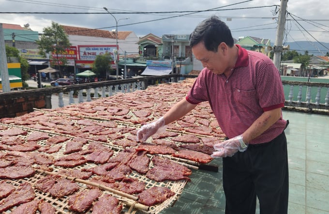 Hiện nay, nhiều cơ sở chế biến thịt bò một nắng ở Krông Pa hoạt động hiệu quả, qua đó kích cầu giúp chăn nuôi bò phát triển. Ảnh: Tuấn Anh.