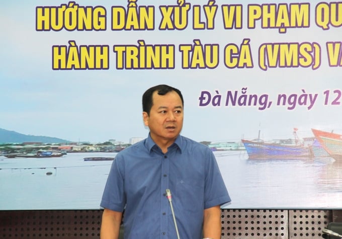 Ông Trần Đình Luân đề nghị các địa phương, ngành chức năng phối hợp chặt chẽ với nhau để xử lý các tàu cá vi phạm IUU. Ảnh: L.K.